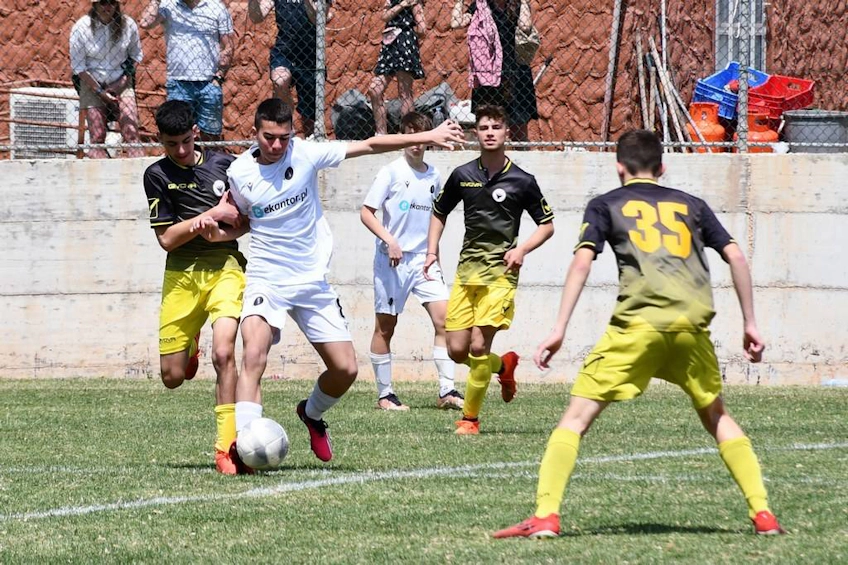 Молодежные футбольные команды играют на турнире в Айя-Напа.