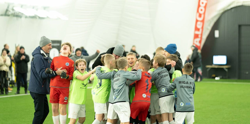 Genç futbol takımı iSport January Cup turnuvasında bir zaferi kutluyor
