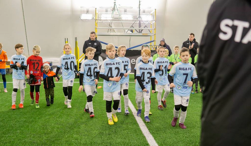 Equipe de futebol juvenil Riga FC participando do torneio de futebol iSport February Cup