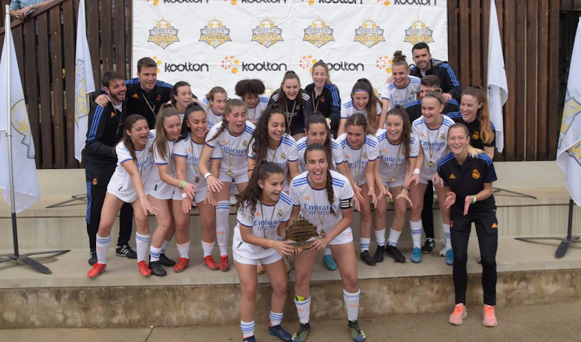 Женская футбольная команда празднует победу на турнире Costa Daurada Easter Cup