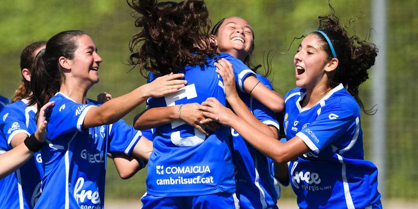 Девочки-футболисты радуются голу на турнире Costa Daurada Verano Cup