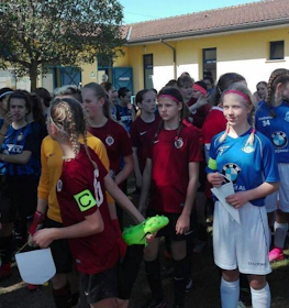 Jovens futebolistas de várias equipas à espera de jogar no torneio Women Ravenna Cup.