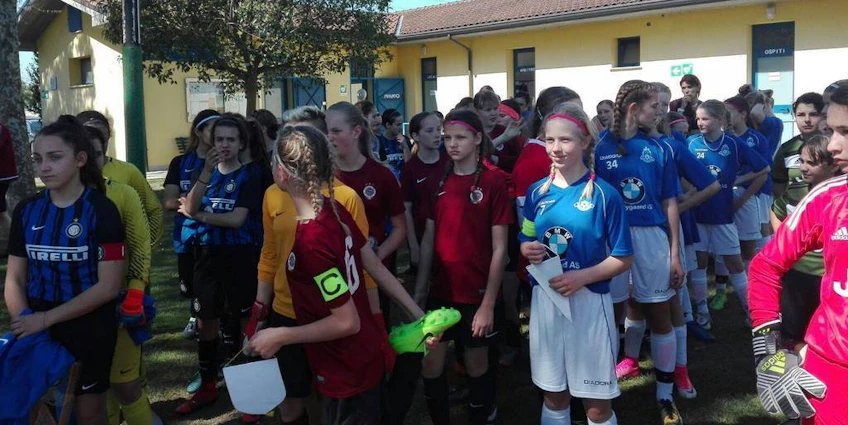 Jeunes footballeuses de différentes équipes attendant de jouer au tournoi Women Ravenna Cup.