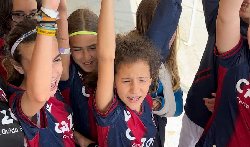 Genç kadın futbolcular Ravenna Kupası'nda galibiyeti kutluyor
