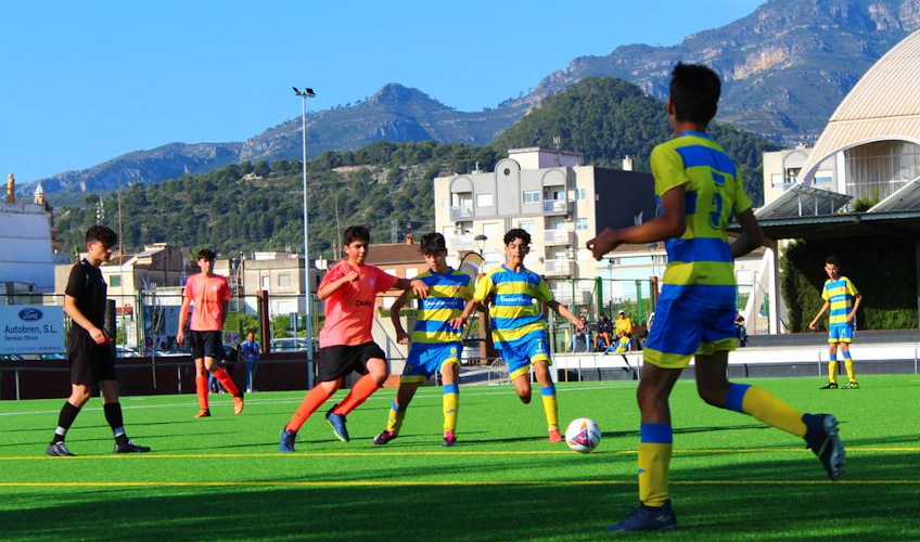 Partida de futebol na Taça Esei do Mediterrâneo, jogadores uniformizados em campo