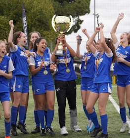 Équipe de football féminin célébrant la victoire au tournoi Surf Cup International Rome