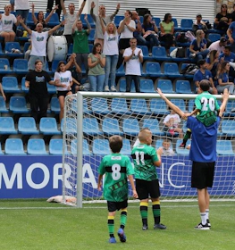 Équipe de jeunes footballeurs célèbre un but au tournoi Copa Andorra
