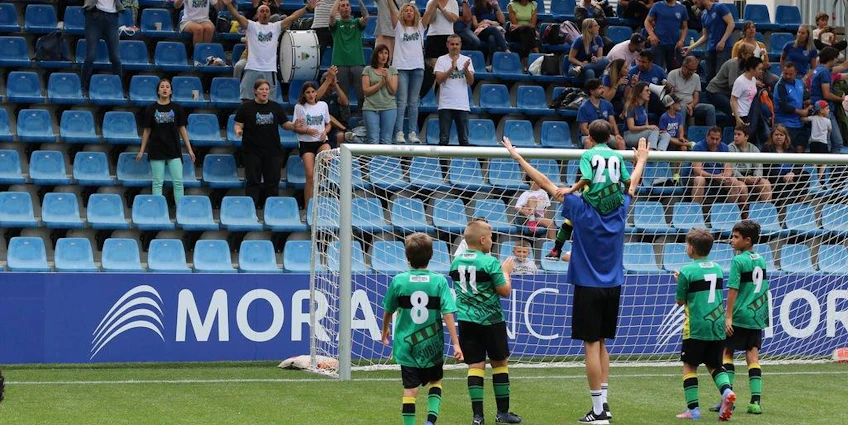 Детская футбольная команда празднует гол на турнире Copa Andorra