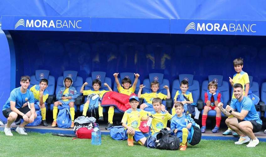 Copa Andorra stadyumunda oturan genç futbol takımı