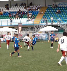 Jogo de futebol juvenil no torneio Trofeo Mar Tirreno, jogadores de uniforme em campo