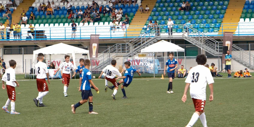 Match de football des jeunes au tournoi Trofeo Mar Tirreno, joueurs en uniforme sur le terrain