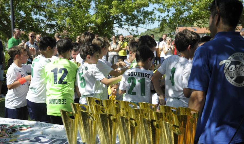 Çocuk futbol takımları Mirabilandia Adriyatik Kupası ödül töreninde