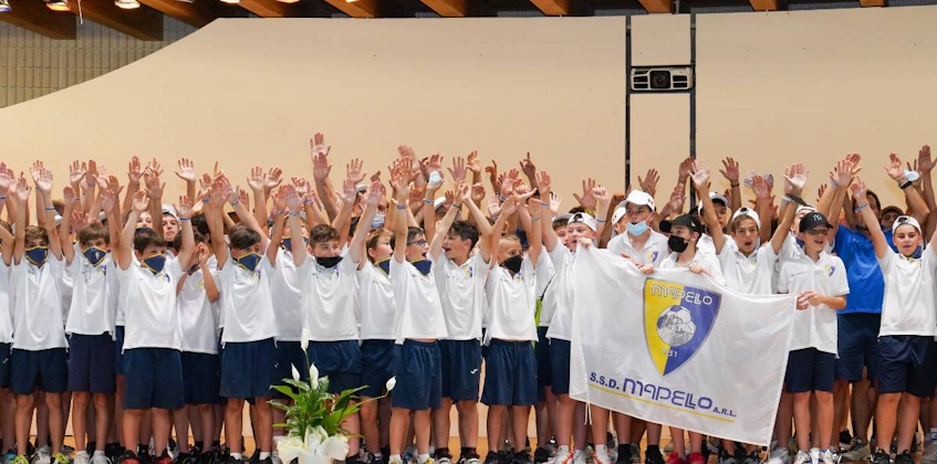 Elleri kaldırılmış genç futbol takımı Toscana Youth Festival'de
