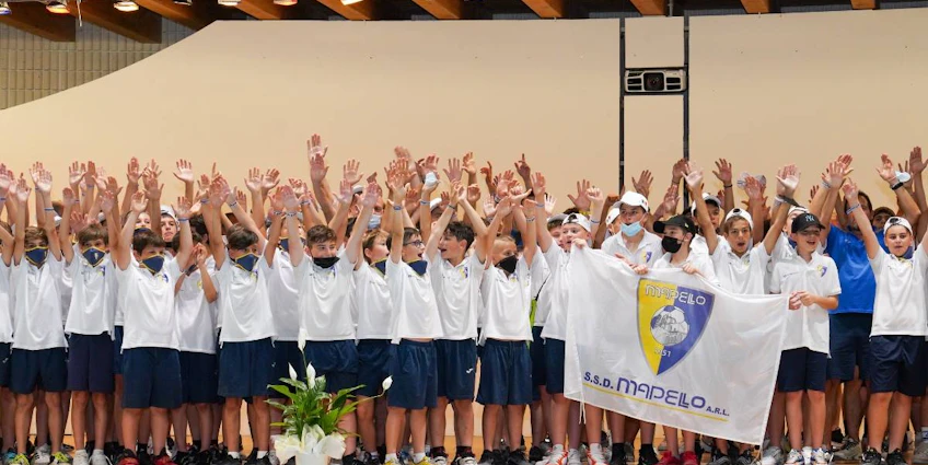 Equipe de futebol juvenil com as mãos erguidas no Toscana Youth Festival