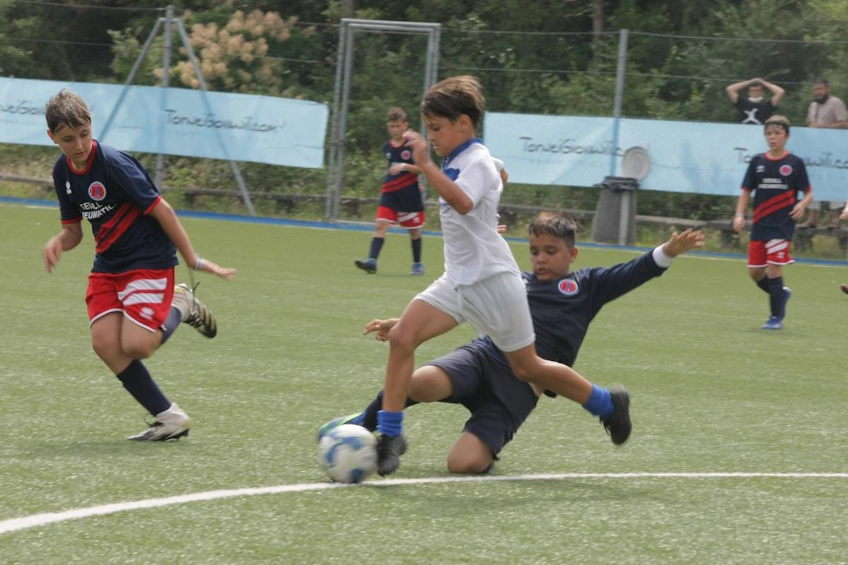 Genç futbolcular Toscana Youth Festival turnuvasında maç yaparken