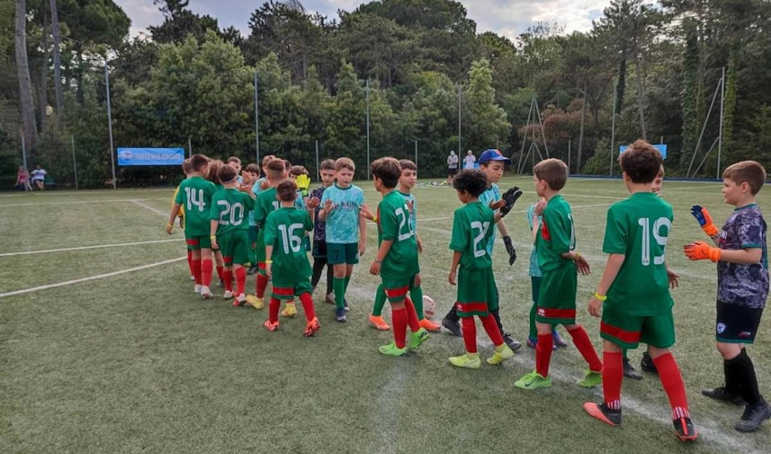 Дети в футбольной форме обмениваются рукопожатиями на турнире Toscana Youth Festival