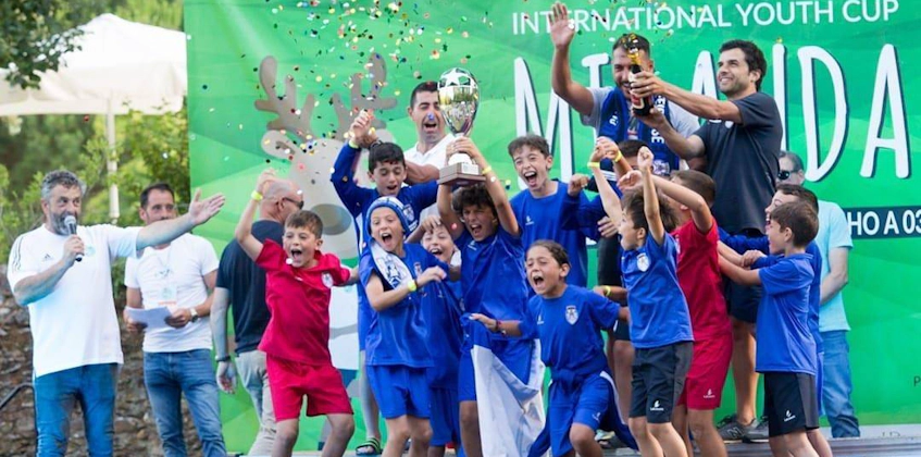 Юные футболисты радуются победе на Кубке Миранда.