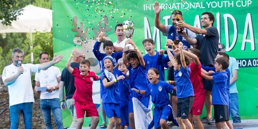 Équipe de foot jeunes fête victoire à la Coupe Miranda.