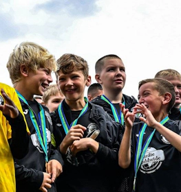 Jovens futebolistas com medalhas no torneio de futebol The Edinburgh Cup