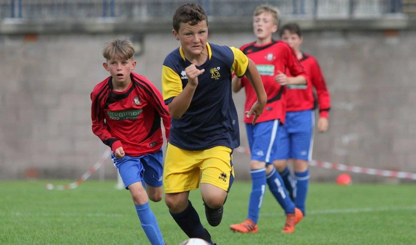 Jovens futebolistas disputando a bola no torneio The Edinburgh Cup