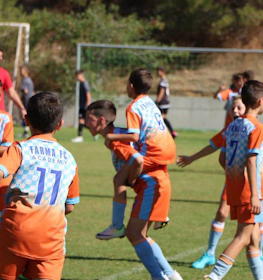 Jovens futebolistas comemorando uma vitória no Festival de Futebol de Platres