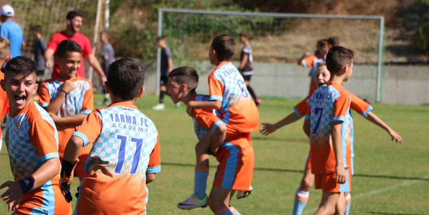 Молодые футболисты радуются победе на фестивале футбола в Платрес