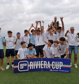 Equipe de futebol juvenil com troféu no torneio Riviera Cup