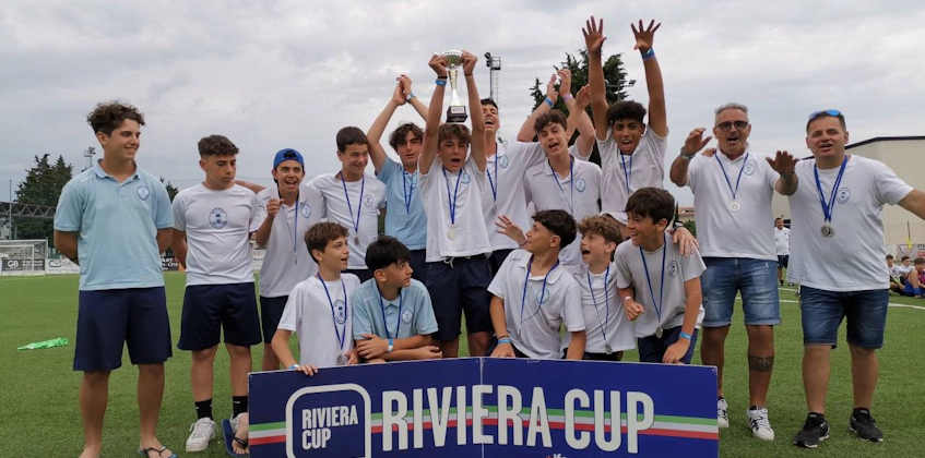 Юношеская футбольная команда с трофеем на турнире Riviera Cup