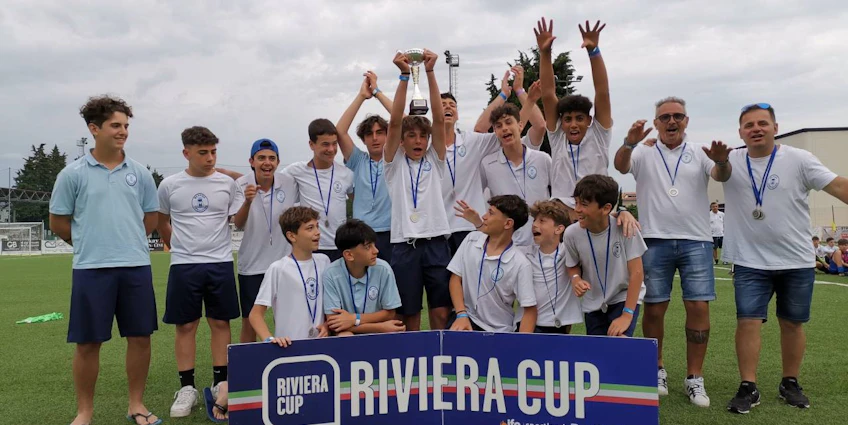 Équipe de football de jeunes avec trophée au tournoi de la Riviera Cup