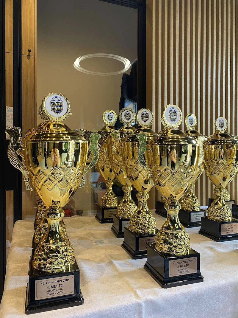 Трофеи турнира Čin Čin Spring Kup на столе