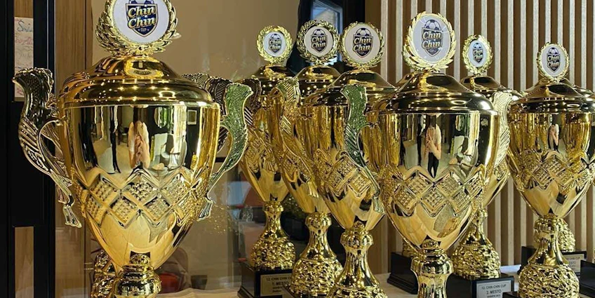 Čin Čin Spring Kup turnuvasından kupalar sergileniyor