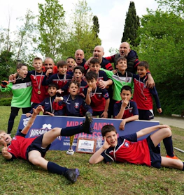 Equipe de futebol juvenil comemora uma vitória no Festival da Juventude Mirabilandia