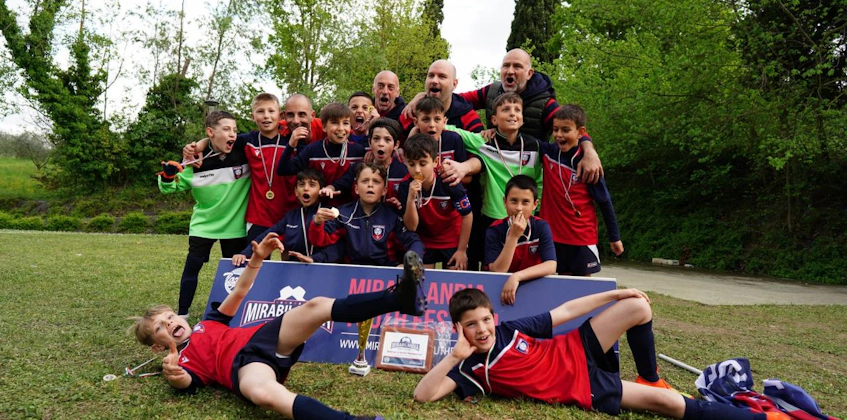 Юная футбольная команда празднует победу на фестивале Mirabilandia Youth