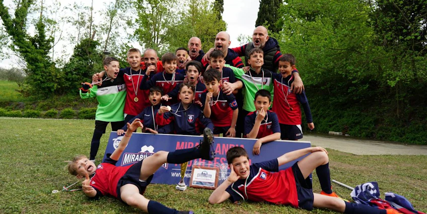 Genç futbol takımı Mirabilandia Youth Festival'de bir galibiyeti kutluyor