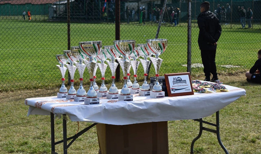 Mirabilandia Youth Festival futbol turnuvası için masadaki kupalar ve madalyalar