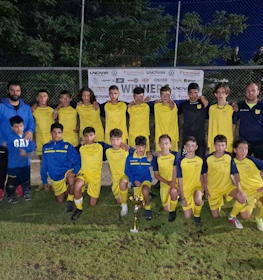 Équipe de football de jeunes avec trophée au Festival de Football de Platres en juin