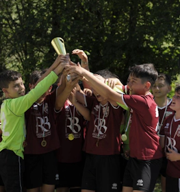 Genç futbol takımı Mirabilandia Kick Off Cup turnuvasında zaferini kutluyor