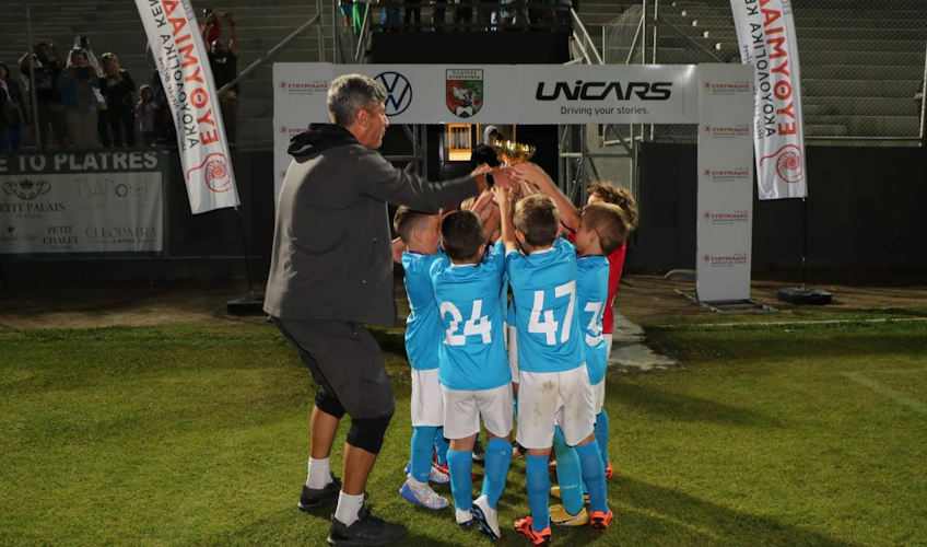 Equipe de futebol infantil recebendo um troféu no Platres Summer Football Festival