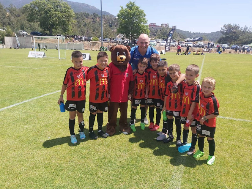 Platres Futbol Festivali'nde maskotlu çocuk futbol takımı