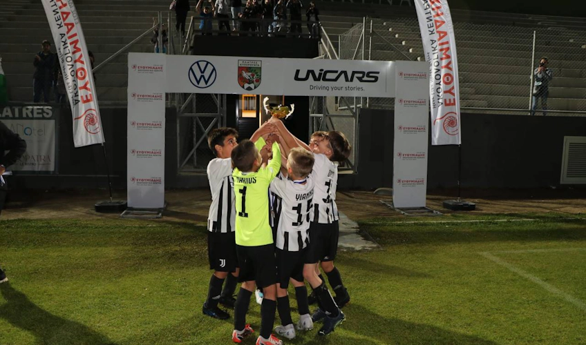 Детская футбольная команда с трофеем на празднике футбола в Платресе
