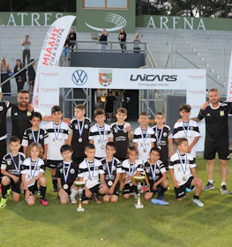 Équipe de football enfantine célébrant une victoire au tournoi Platres Football Festival July