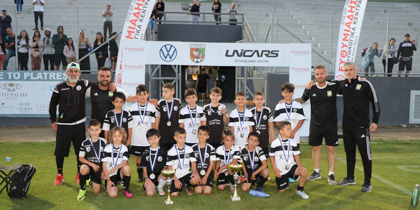 Équipe de football enfantine célébrant une victoire au tournoi Platres Football Festival July