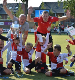 Equipe de futebol infantil com troféu no torneio Walibi Cup em junho