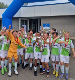 Equipe de futebol juvenil comemora a vitória no torneio Kempense Meren Cup
