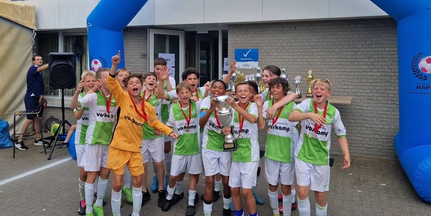Équipe de jeunes footballeurs célébrant une victoire au tournoi Kempense Meren Cup