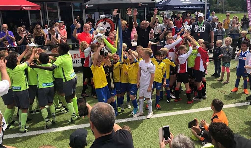Детская футбольная команда радуется победе на турнире Kempense Meren Cup