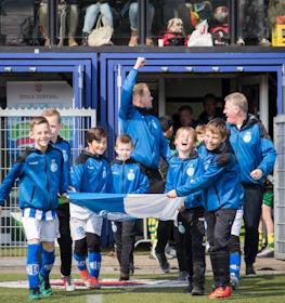 Юные игроки футбола выходят на поле на турнире Maastricht Cup