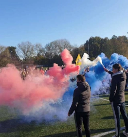 Tournoi de football Coupe d'Oostduinkerke, célébration avec de la fumée colorée sur le terrain