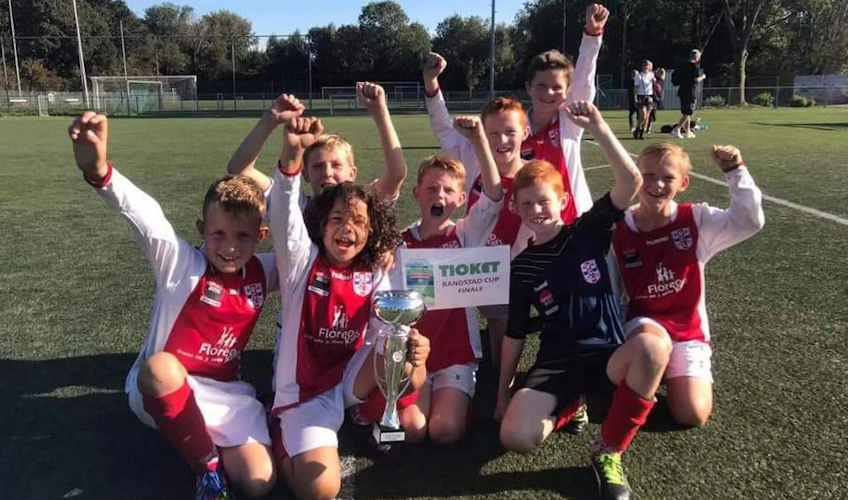 Детская футбольная команда радуется победе на турнире Oostduinkerke Cup
