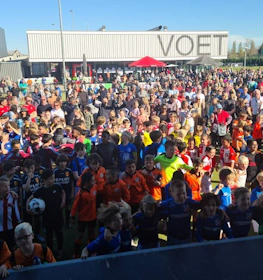 Limburgse Peel Cup turnuvasında futbol formalarıyla çocuk kalabalığı